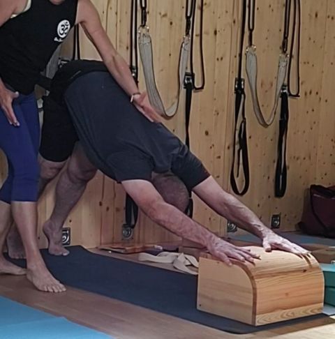 Adho Mukha Svanasana - s pom�ckou