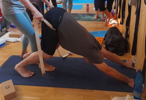 Pes hlavou dol� - lad�n� pozice