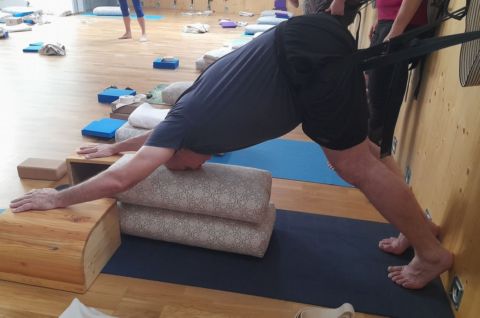 Adho Mukha Svanasana s pom�ckou